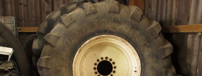 Alter Reifen in Scheune