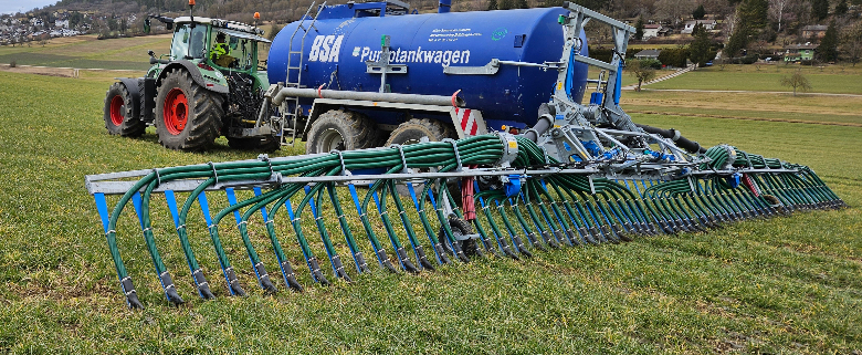 BAS Pumptankwagen an Schlepper auf Wiese