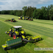 Claas Maschinen bei der Arbeit auf dem Grünland