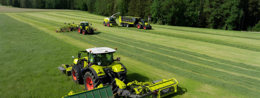 Claas Maschinen bei der Arbeit auf dem Grünland