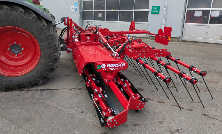 Neue Horsch Messerwalze bei der Übergabe beim Landhändler