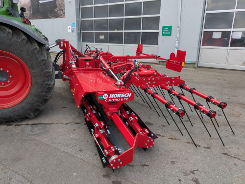 Neue Horsch Messerwalze bei der Übergabe beim Landhändler