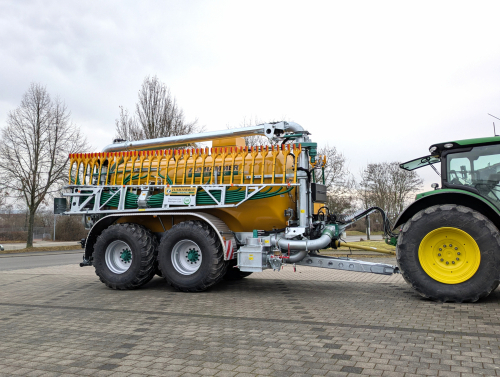 Zunhammer Güllefass Station Monhardt bei der Übergabe