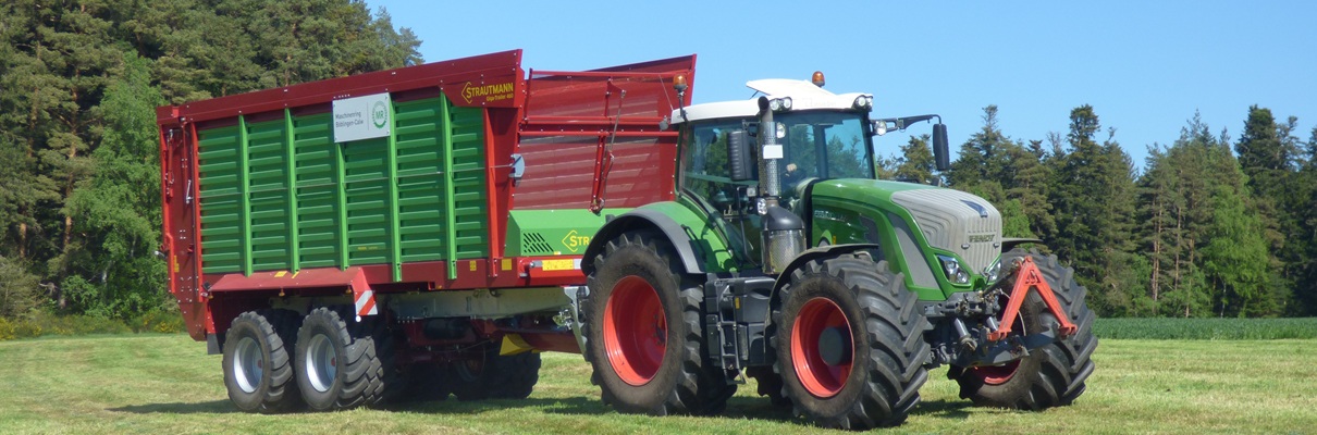 GigaTrailer an Traktor auf Wiese